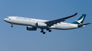 國泰航空向外媒表示會以攝影機監控機上乘客