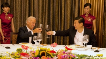 2011年時任副總統拜登和時任中國國家副主席習近平在成都共進晚餐（美國白宮照片）
