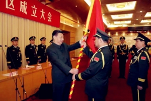 習近平向新成立五大戰區頒授軍旗