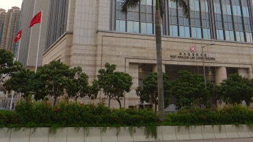 涉貼針對法官海報男子遭加控 新增罪名與其手機內文宣有關