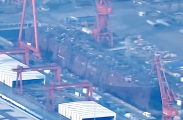 中國海軍新動態﹕004航母、三體半潛船、不明船體、大型補給艦