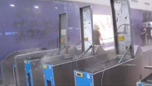 示威者癱瘓機場交通後破壞港鐵車站 林鄭月娥：慘不忍睹