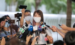 周庭宣布棄保流亡 警方呼籲懸崖勒馬