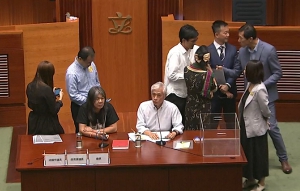 梁君彥在泛民杯葛下當選立法會主席