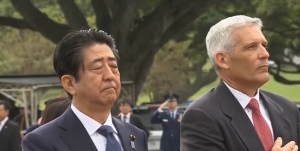 安倍晉三到訪珍珠港到美軍公墓獻花