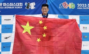 台籍跆拳選手舉五星紅旗領獎 批台灣是獨裁鬼島不容異己
