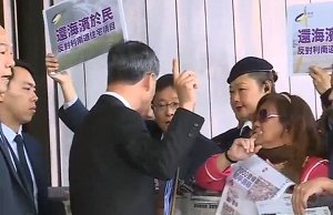 陳家洛特首辦請願梁振英指歡迎他來看升旗