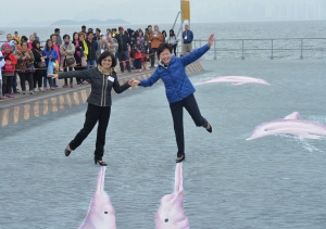 林鄭拍5D照 笑企海豚咀遭人轟