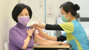 葉劉淑儀﹕以身作則做白老鼠「溝針」打第三針疫苗