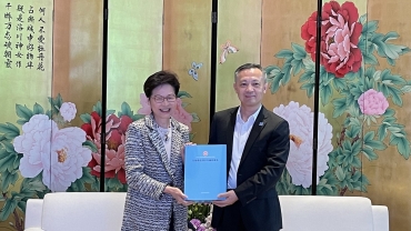 林鄭贈施政報告予穗領導 訪問深圳行程突取消返港
