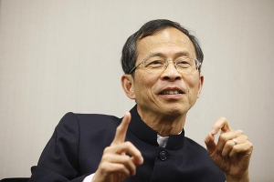 政圈傳曾鈺成獲准入閘