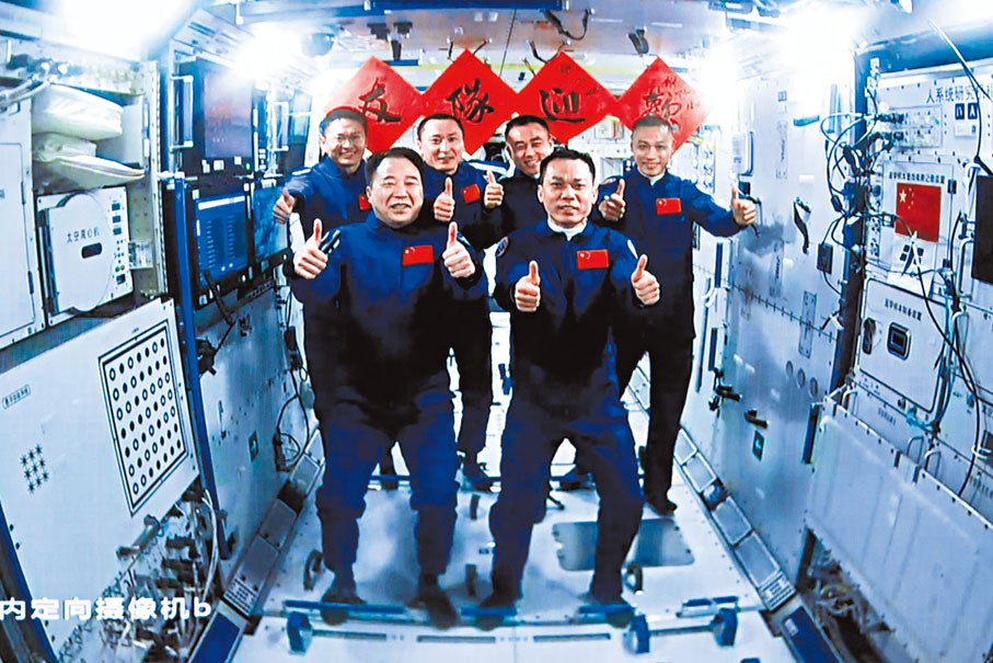 新华社照片，北京，2023年10月26日    神舟十七号3名航天员顺利进驻中国空间站    这是10月26日在北京航天飞行控制中心拍摄的神舟十六号航天员乘组与神舟十七号航天员乘组“全家福”。    （配本社同题文字稿）    新华社发（韩启扬 摄）