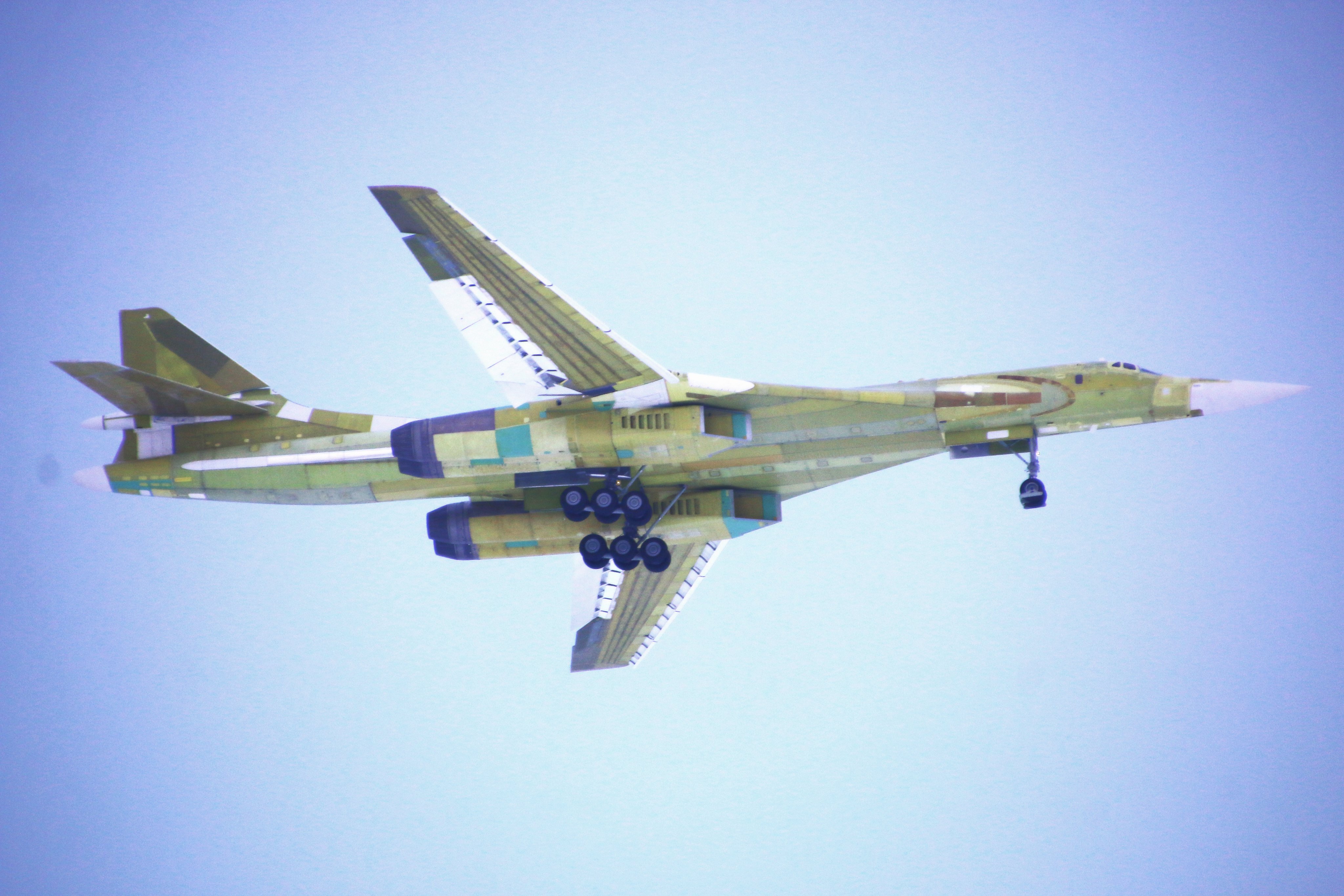FI52zFsWUAUdKtn