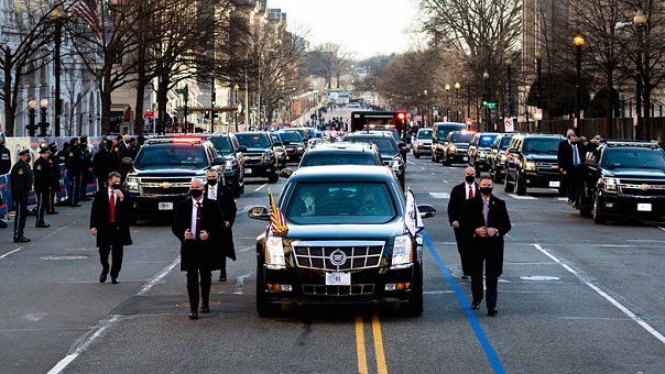 P20210120AC-0355-: The Presidential motorcade travels up 15th St toward the White House Wednesday, Jan. 20, 2021, during the inaugural parade in Washington, D.C. (Official White House Photo by Ana Isabel Martinez Chamorro)