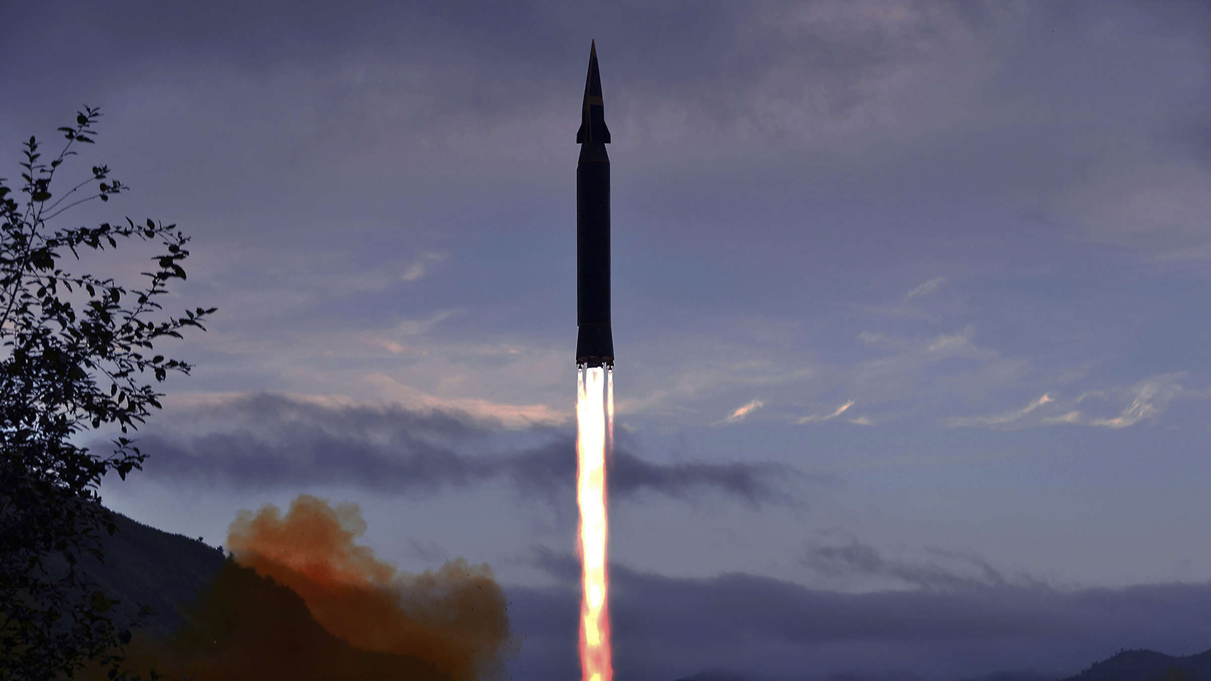 27196594 dieses von der nordkoreanischen regierung zur verfuegung gestellte foto zeigt eine nach nordkoreanischen angaben neue hyperschallrakete Tea